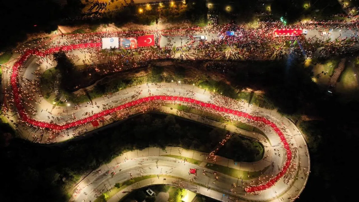 Antalya’da Cumhuriyet’in 102’nci yılı coşkusu: Binlerce kişi Fener Alayı’nda buluştu haberinin görseli