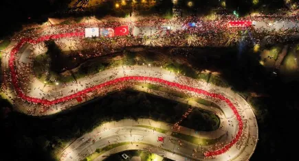 Antalya’da Cumhuriyet’in 102’nci yılı coşkusu: Binlerce kişi Fener Alayı’nda buluştu