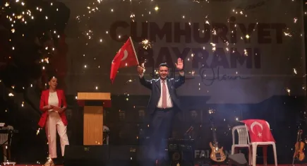 Bayraklı'da geceyi aydınlatan kortej: Cumhuriyetin 102. yılında unutulmaz görüntüler!