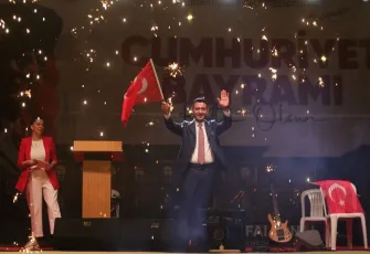 Bayraklı'da geceyi aydınlatan kortej: Cumhuriyetin 102. yılında unutulmaz görüntüler!