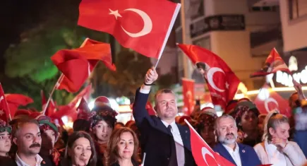 Buca'da 29 Ekim coşkusu zirvede: Başkan Duman'dan 'o büyük mücadele' vurgusu ve 'yüceltme' çağrısı!