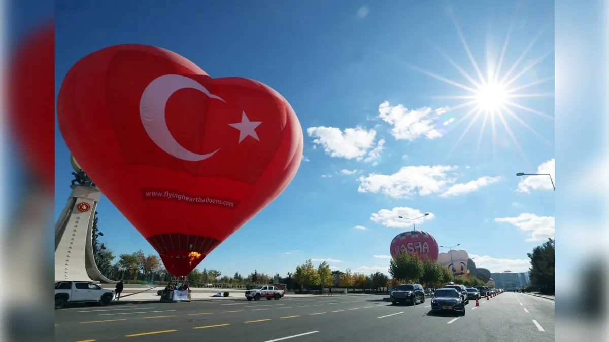 Cumhuriyet Bayramı kutlamaları için Kapadokya'dan sıcak hava balonu getirildi haberinin görseli