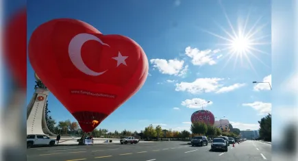 Cumhuriyet Bayramı kutlamaları için Kapadokya'dan sıcak hava balonu getirildi