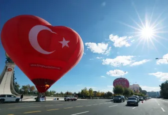 Cumhuriyet Bayramı kutlamaları için Kapadokya'dan sıcak hava balonu getirildi