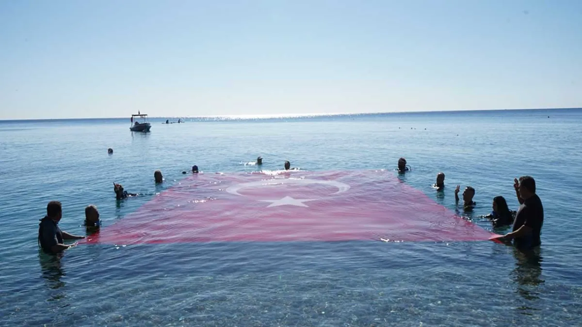 Cumhuriyet’in 102’nci yılı Antalya’da deniz altında kutlandı haberinin görseli