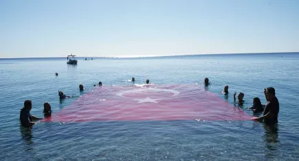 Cumhuriyet’in 102’nci yılı Antalya’da deniz altında kutlandı