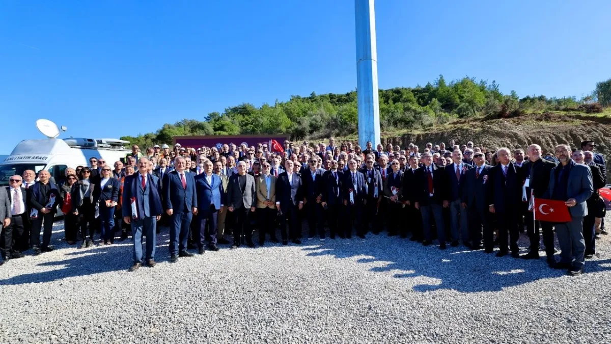 Dev bayrakla 102. Yıl coşkusu: İEÜ'nün yükselen geleceğine Cumhuriyet imzası! haberinin görseli