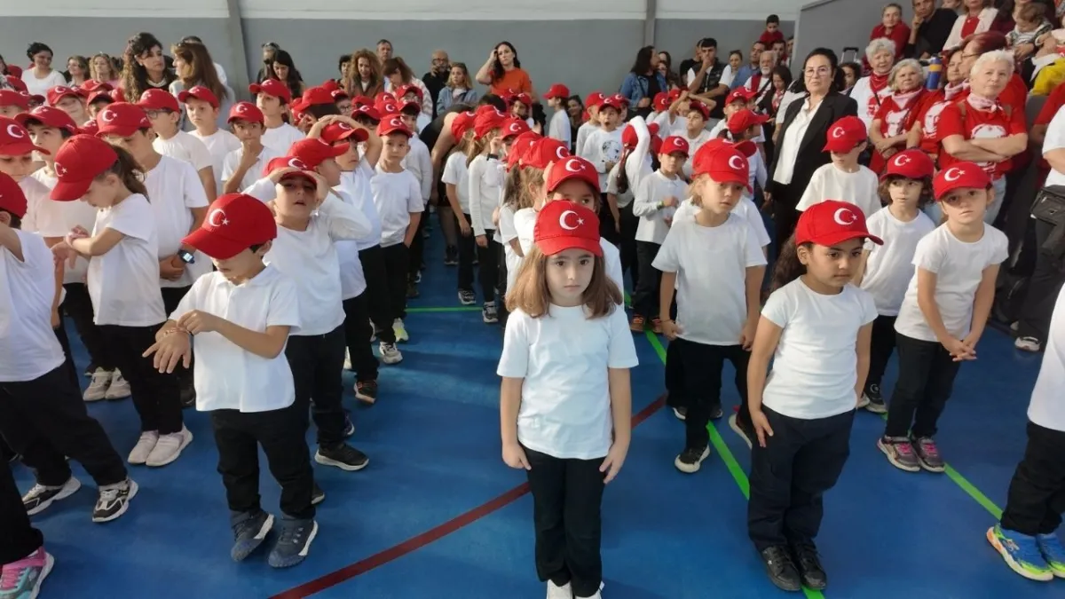 Foça'da coşku dorukta! Cumhuriyet'in 102. yılı kutlamalarına denizden 'sevgi çemberi' katıldı haberinin görseli