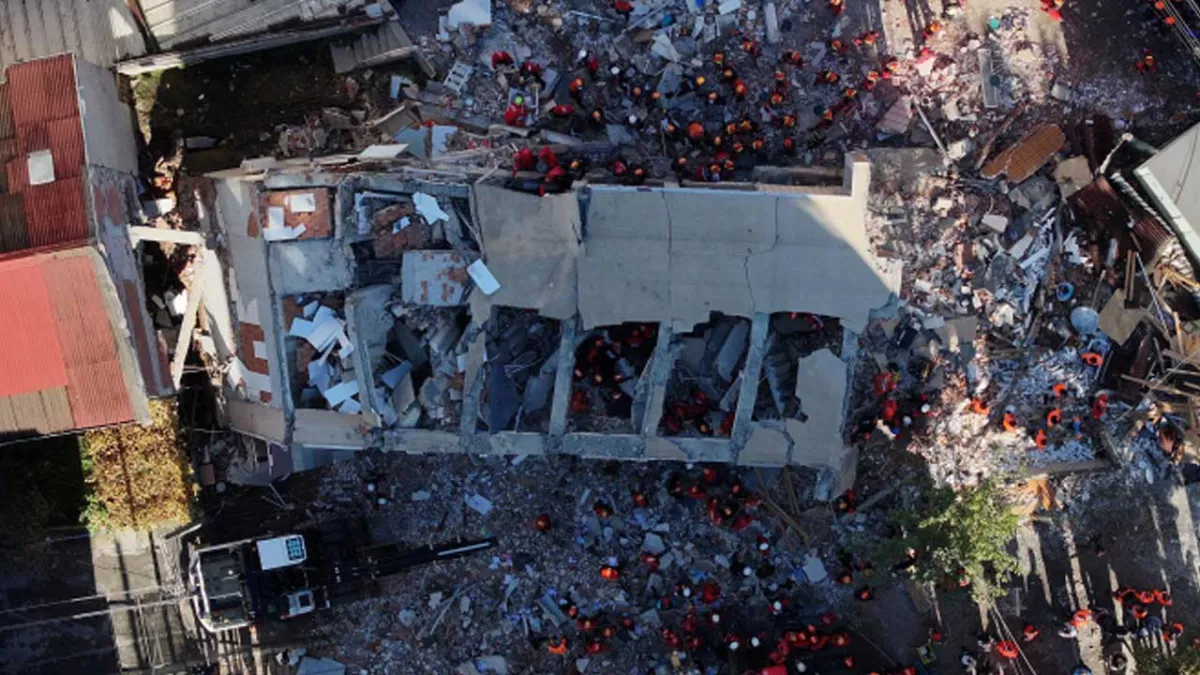 Gebze'deki çöken binadan sevindirici haber : 1 kişiye sağ ulaşıldı! haberinin görseli