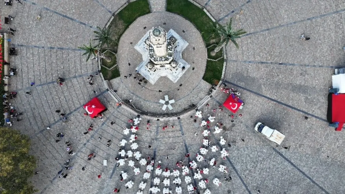 İzmir'de 30.000 öğrencinin zekâ kapışması: Cumhuriyet'in 102. yılında akıl oyunları finali nefes kesti! haberinin görseli