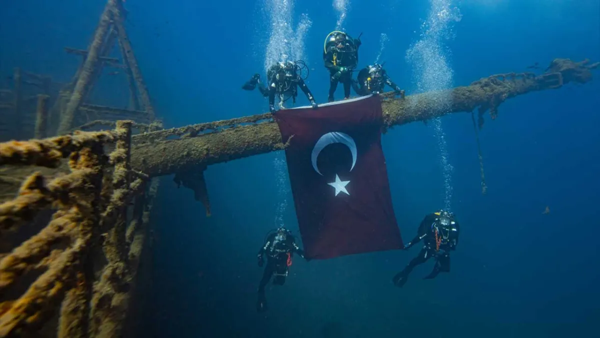 İzmir’de deniz polislerinden 29 Ekim’e su altında anlamlı kutlama haberinin görseli