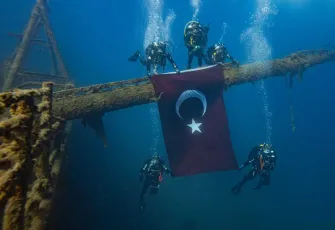 İzmir’de deniz polislerinden 29 Ekim’e su altında anlamlı kutlama