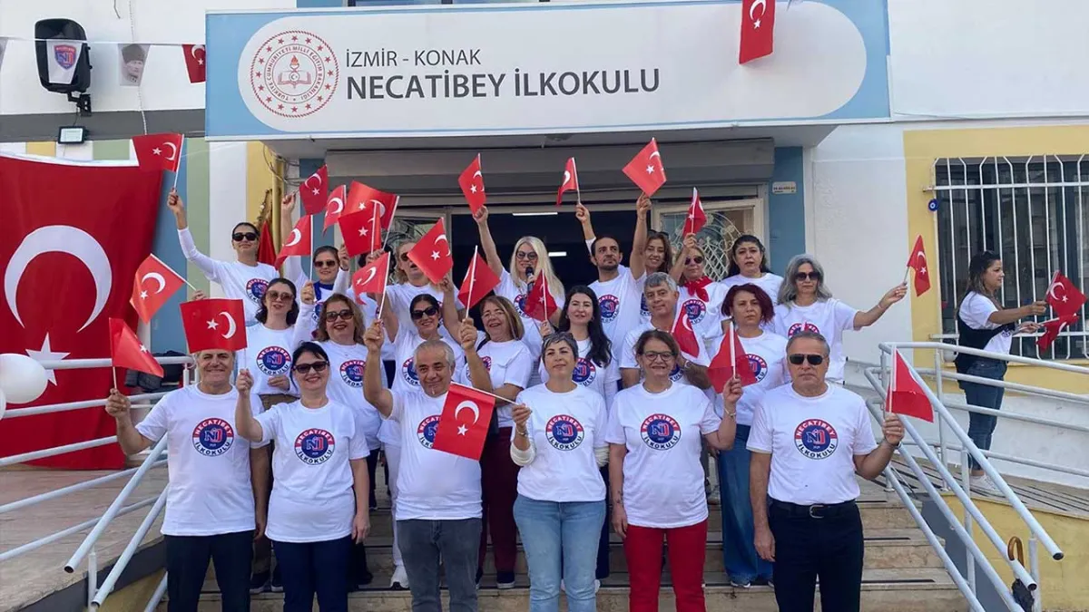 İzmir’de öğrencilerden “102’nci Yıl Cumhuriyet Yürüyüşü” haberinin görseli
