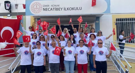 İzmir’de öğrencilerden “102’nci Yıl Cumhuriyet Yürüyüşü”