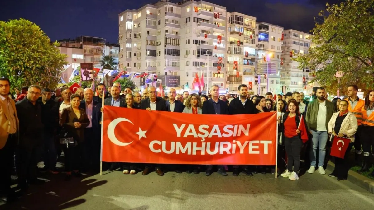 Karabağlar'da Cumhuriyet coşkusu! 102. yıl kortejinde o isimler bir aradaydı: 'Cumhuriyet yaşatıldıkça anlam kazanır' haberinin görseli