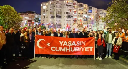 Karabağlar'da Cumhuriyet coşkusu! 102. yıl kortejinde o isimler bir aradaydı: 'Cumhuriyet yaşatıldıkça anlam kazanır'
