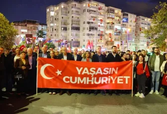 Karabağlar'da Cumhuriyet coşkusu! 102. yıl kortejinde o isimler bir aradaydı: 'Cumhuriyet yaşatıldıkça anlam kazanır'
