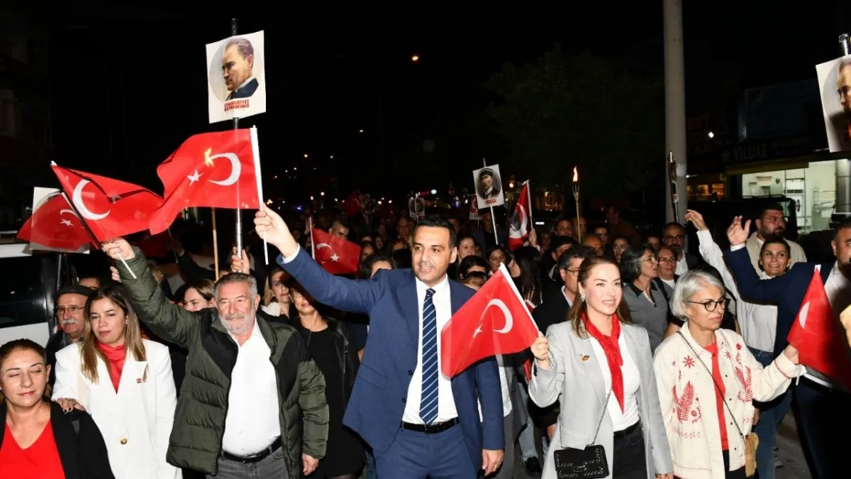 Kırmızı beyaz coşku: Çiğli'de 102 yıllık cumhuriyet mektubu yeniden yazıldı! haberinin görseli