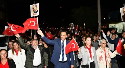 Kırmızı beyaz coşku: Çiğli'de 102 yıllık cumhuriyet mektubu yeniden yazıldı!