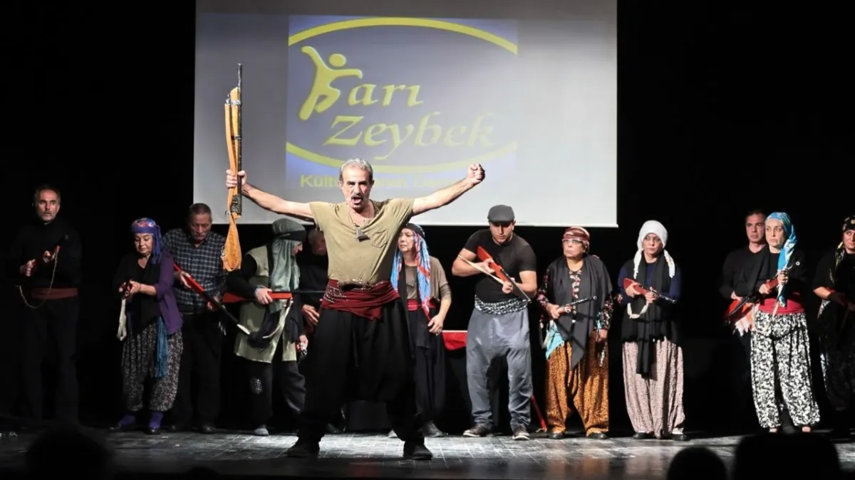 Konak’ta duygusal gece: Nazım Hikmet’in ‘Kuvayi Milliye destanı’ ayakta alkışlandı! haberinin görseli