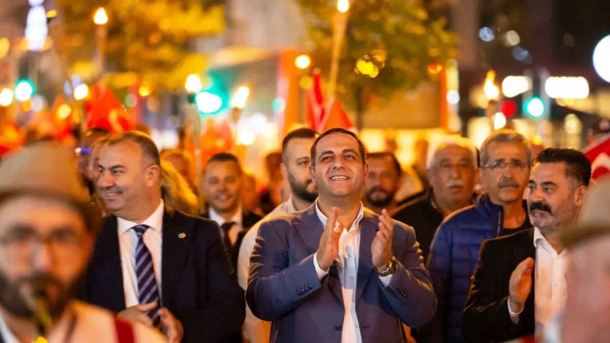 Narlıdere'de 102. Yıl Cumhuriyet coşkusu! Fener alayı yürüyüşü nefes kesti: 'Cumhuriyetin bekçileriyiz' haberinin görseli