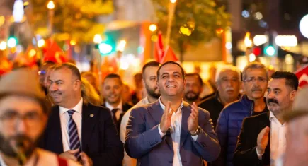 Narlıdere'de 102. Yıl Cumhuriyet coşkusu! Fener alayı yürüyüşü nefes kesti: 'Cumhuriyetin bekçileriyiz'