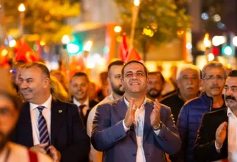 Narlıdere'de 102. Yıl Cumhuriyet coşkusu! Fener alayı yürüyüşü nefes kesti: 'Cumhuriyetin bekçileriyiz'