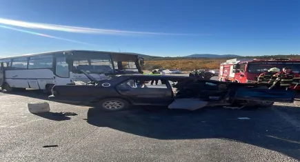 Tarım işçileri taşıyan midibüs ile otomobil çarpıştı:Çok sayıda ölü ve yaralı