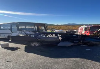 Tarım işçileri taşıyan midibüs ile otomobil çarpıştı:Çok sayıda ölü ve yaralı