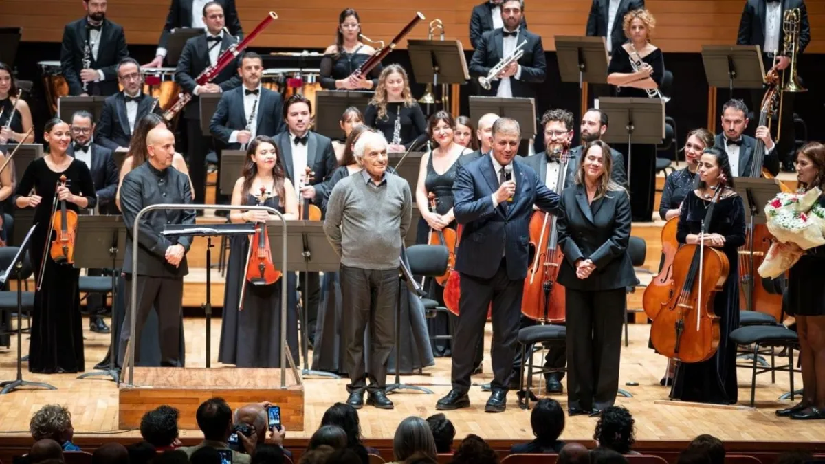 Tugay'dan Cumhuriyet Konseri'nde net mesaj: "Önümüze engel konsa da kazanacağız! Cumhuriyet sonsuza kadar yaşayacak" haberinin görseli