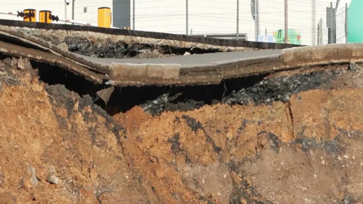 Ümraniye’de inşaat sırasında istinat duvarı çöktü: Yolda göçük oluştu haberinin görseli