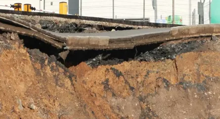 Ümraniye’de inşaat sırasında istinat duvarı çöktü: Yolda göçük oluştu