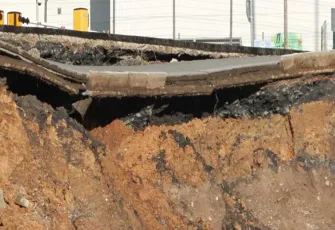 Ümraniye’de inşaat sırasında istinat duvarı çöktü: Yolda göçük oluştu