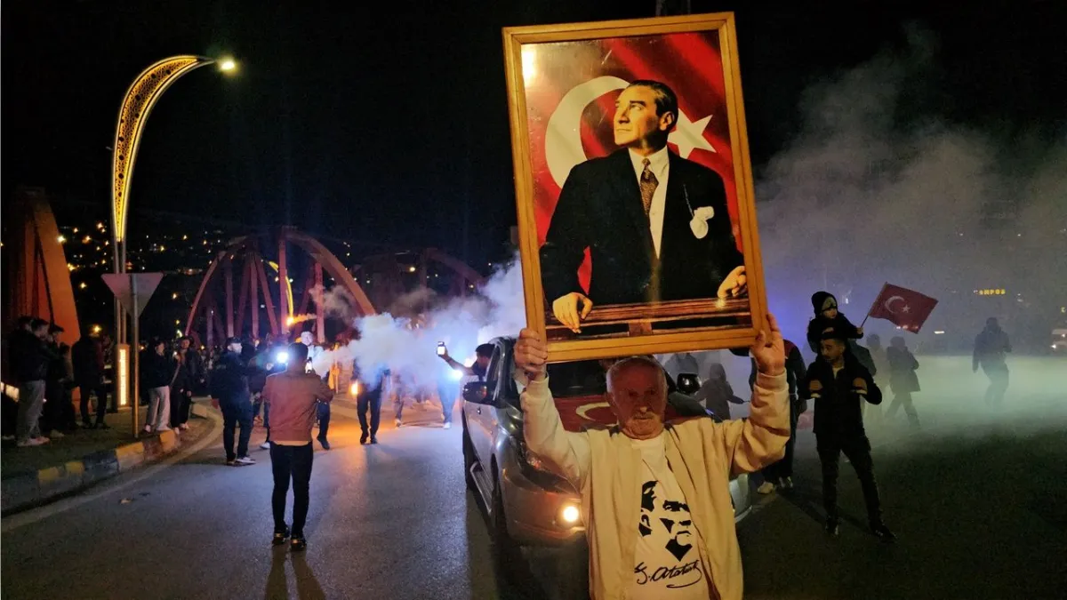 Zonguldak’ta Cumhuriyet’in 102’nci yılı coşkusu: 80 yaşında emekli madenci öne geçti haberinin görseli