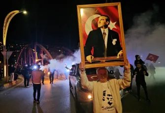 Zonguldak’ta Cumhuriyet’in 102’nci yılı coşkusu: 80 yaşında emekli madenci öne geçti