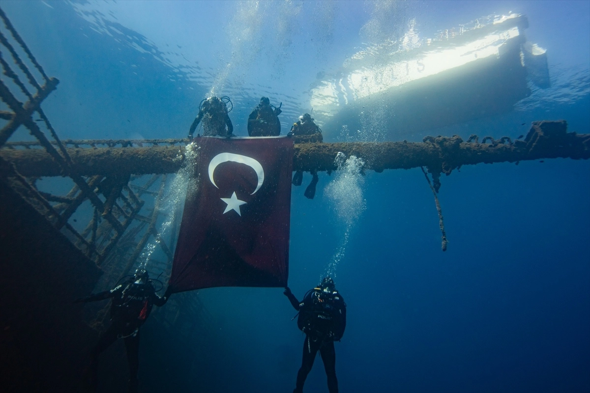 29 Ekim’de Dalgıç Polislerden Su Altında Anlamlı Kutlama başlıklı video haberin görseli