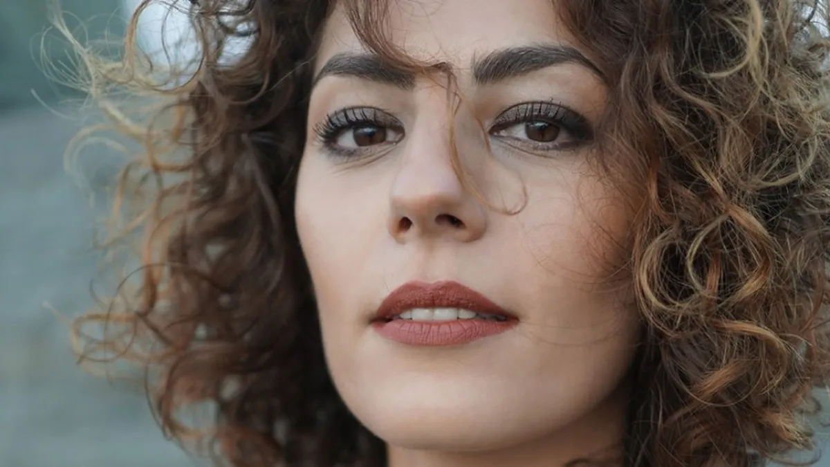 Ayrılmak istediğini söyledi, hesabından 225 bin lira çalındı: Oyuncu Sevim Erdoğan, 4 yıllık sevgilisiyle mahkemelik oldu haberinin görseli