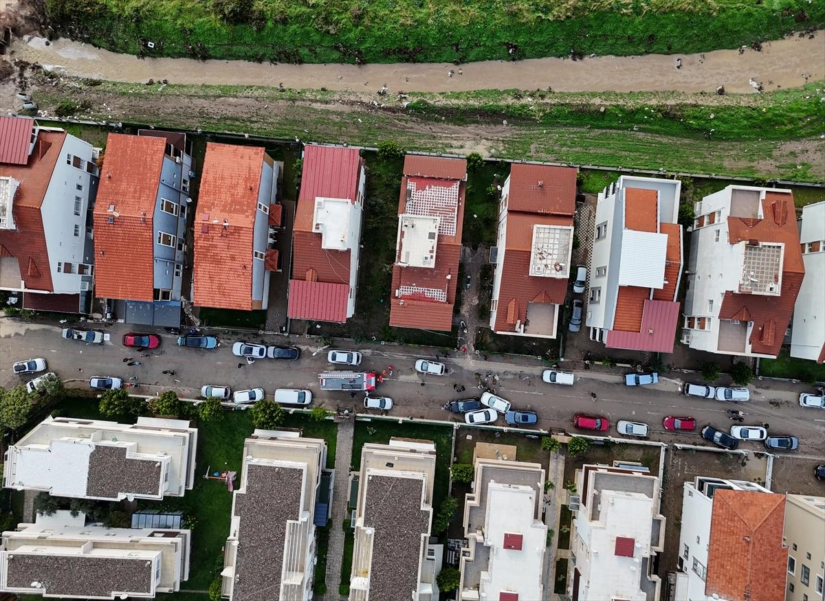 Bergama’da Sağanak Hayatı Felç Etti başlıklı video haberin görseli