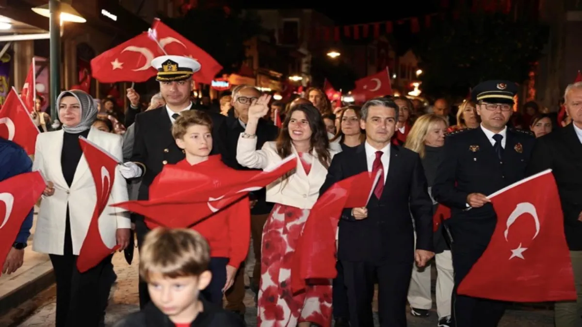 Çeşme’de cumhuriyet coşkusu: Binlerce vatandaş 102. yılı gururla kutladı haberinin görseli