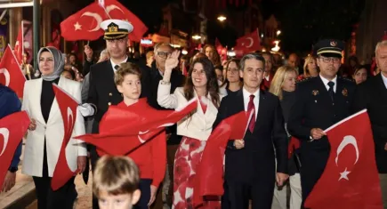 Çeşme’de cumhuriyet coşkusu: Binlerce vatandaş 102. yılı gururla kutladı
