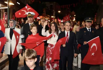 Çeşme’de cumhuriyet coşkusu: Binlerce vatandaş 102. yılı gururla kutladı