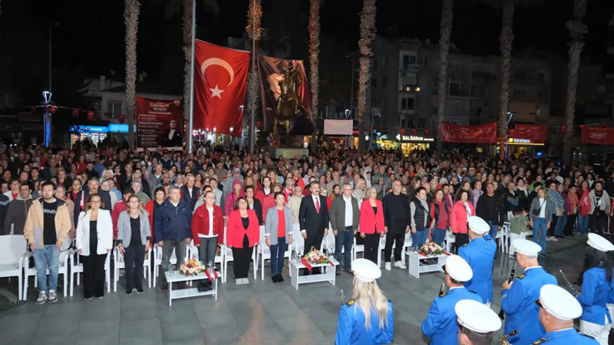 Dikili’de Cumhuriyet Bayramı coşkusu sokaklara taştı haberinin görseli