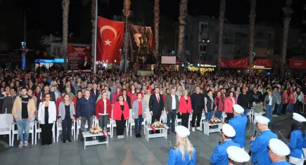 Dikili’de Cumhuriyet Bayramı coşkusu sokaklara taştı