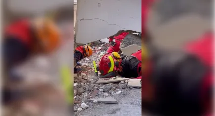 Gebze’de çöken binada mucize anlar: Dilara ile iletişim kurulduğu anlar kamerada