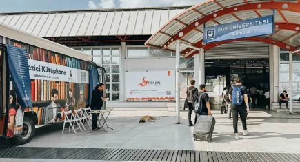 Gezici Kütüphane, Ege Üniversitesi Metro durağında
