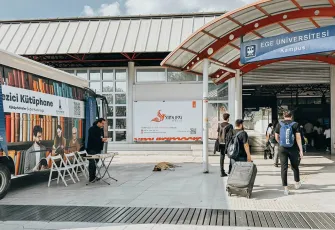 Gezici Kütüphane, Ege Üniversitesi Metro durağında
