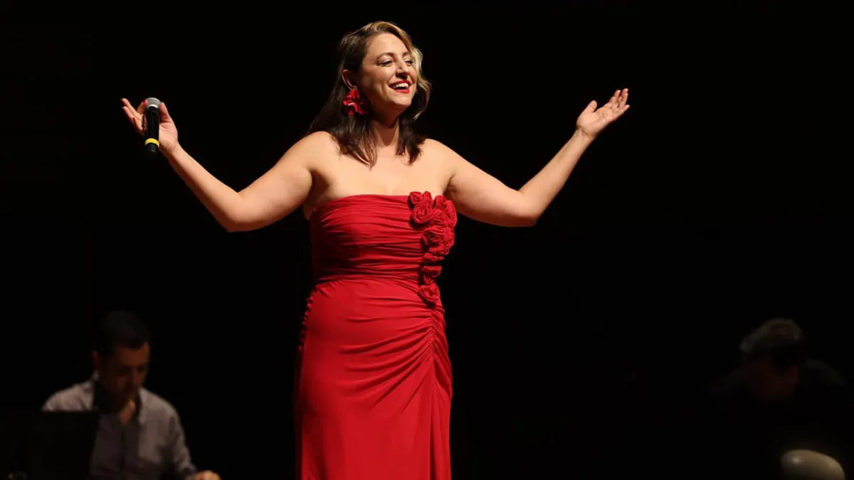 İzmir’de 29 Ekim coşkusu: Dilek Türkan ile Cumhuriyet’e Şarkılar konseri haberinin görseli