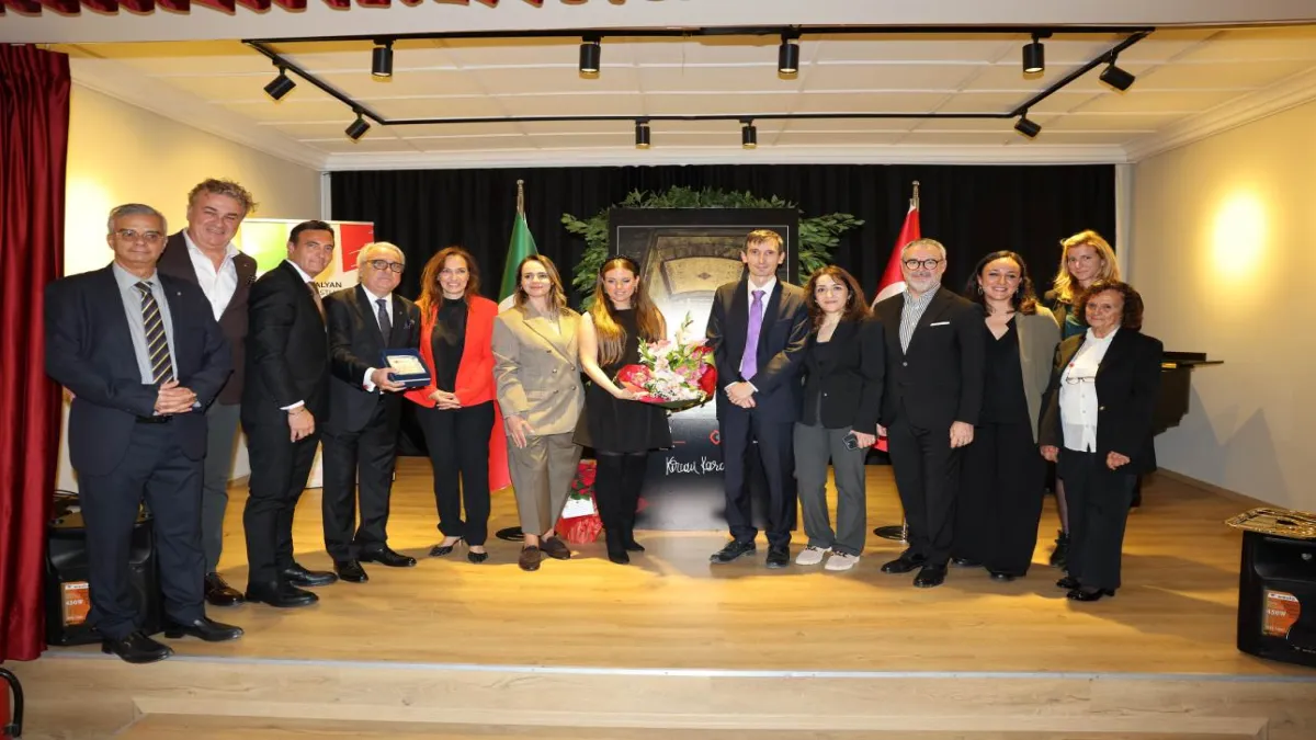İzmir’de Anıtkabir  fotoğraf sergisi sanatseverlerle buluştu haberinin görseli