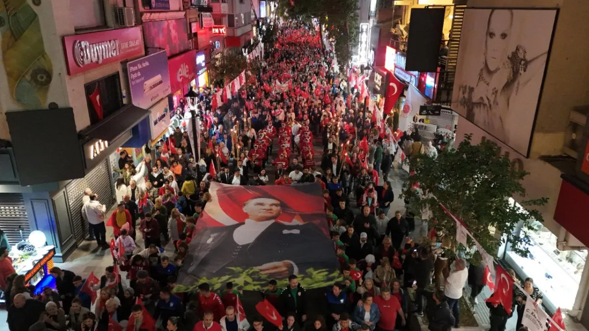 Karşıyaka, Cumhuriyet’in ışığında tek yürek oldu! haberinin görseli