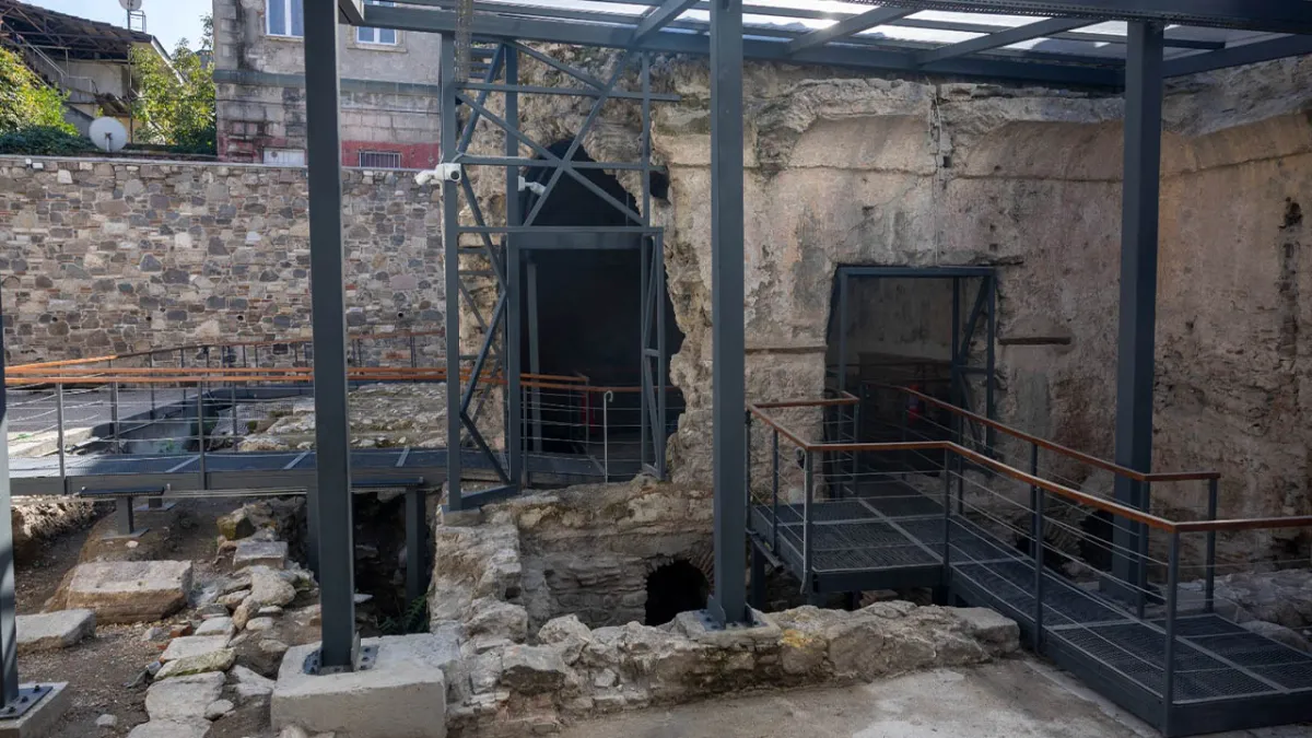 Konak’ta Kıllıoğlu Hamamı restorasyonunun ardından sanatla hayat buluyor haberinin görseli